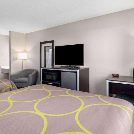 Super 8 By Wyndham Pratt Hotel Luaran gambar