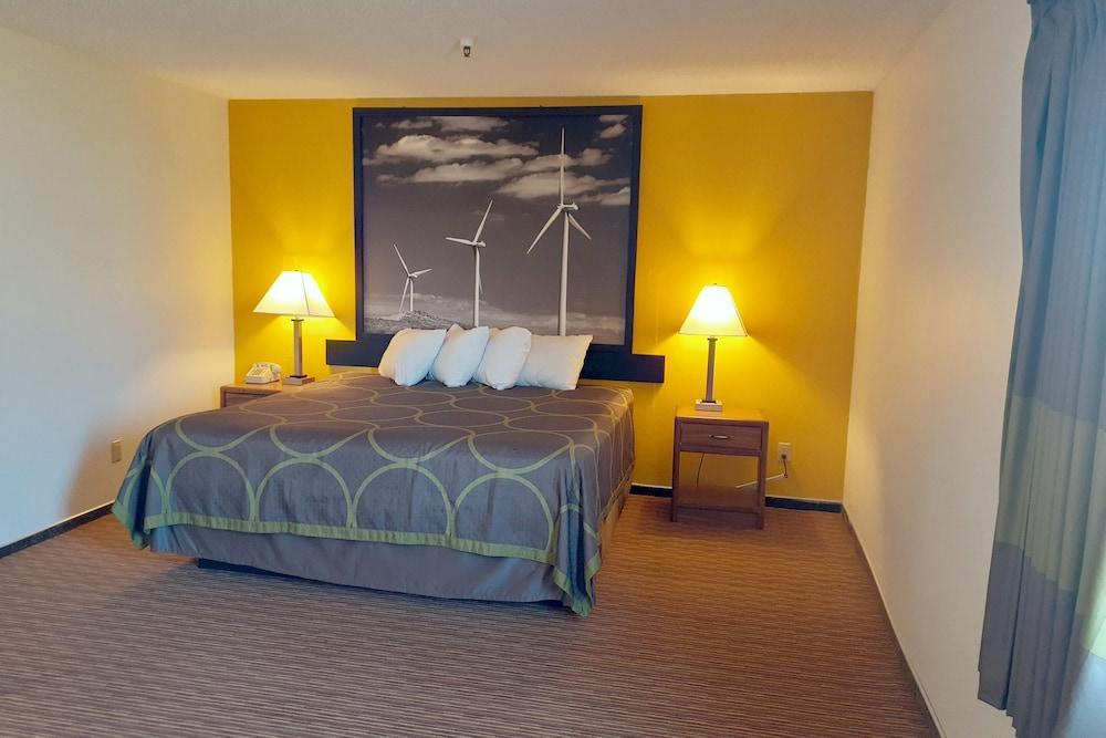 Super 8 By Wyndham Pratt Hotel Luaran gambar
