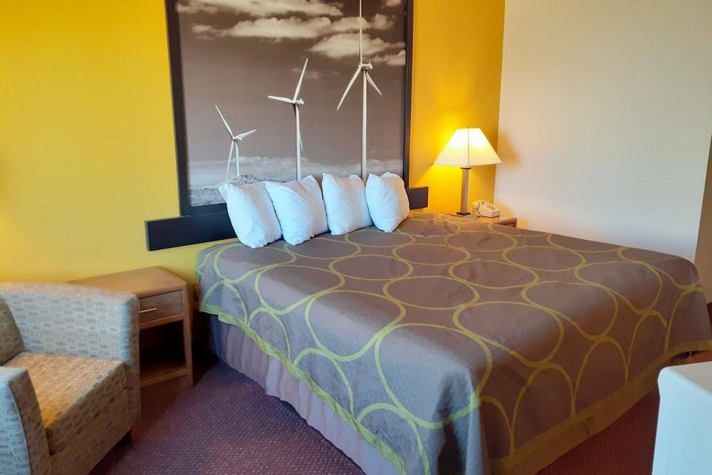 Super 8 By Wyndham Pratt Hotel Luaran gambar