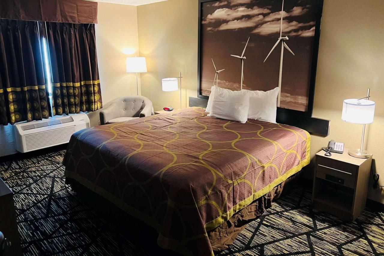 Super 8 By Wyndham Pratt Hotel Luaran gambar