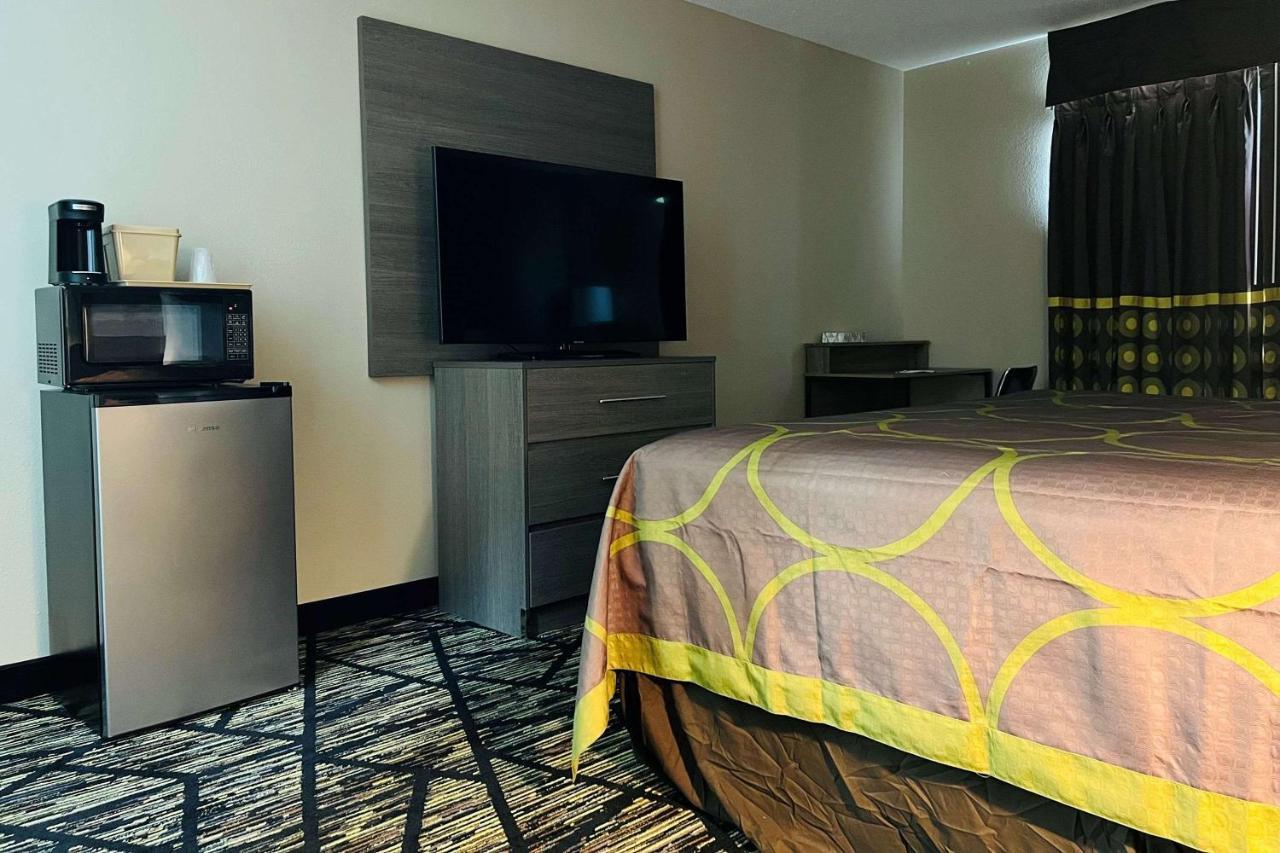 Super 8 By Wyndham Pratt Hotel Luaran gambar