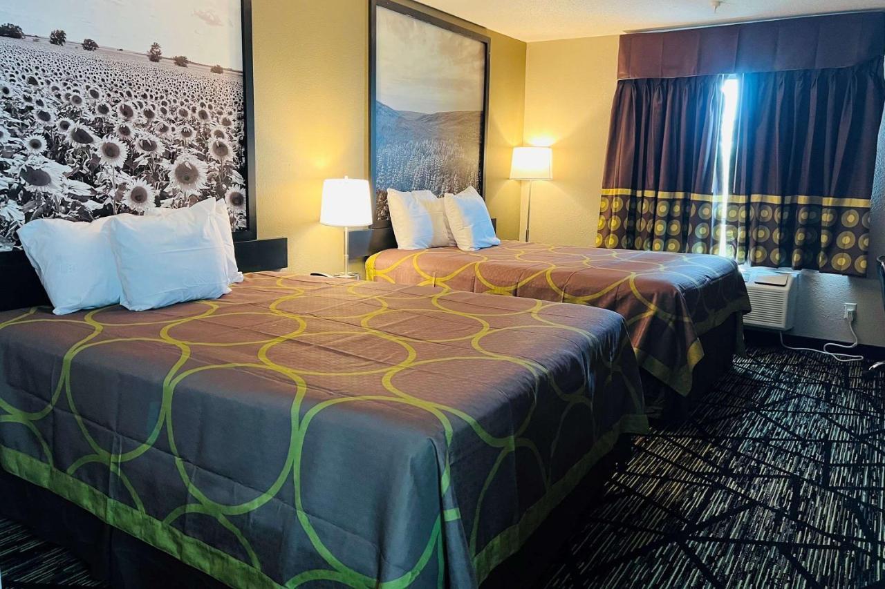 Super 8 By Wyndham Pratt Hotel Luaran gambar