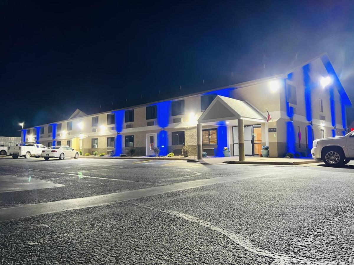 Super 8 By Wyndham Pratt Hotel Luaran gambar