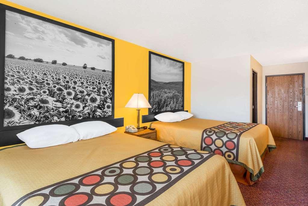 Super 8 By Wyndham Pratt Hotel Bilik gambar