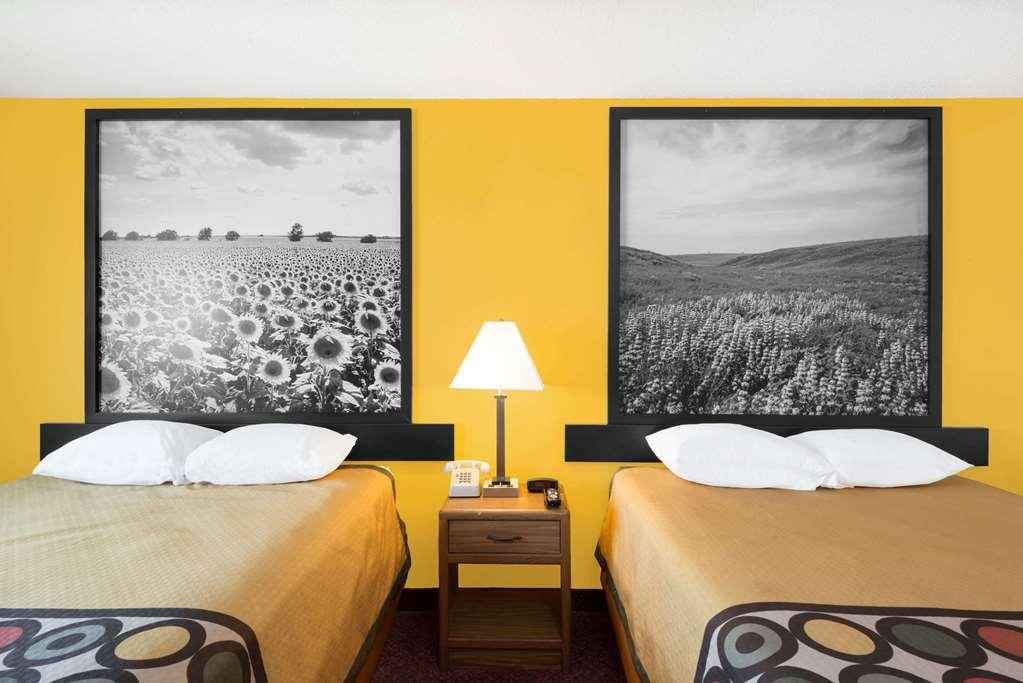 Super 8 By Wyndham Pratt Hotel Bilik gambar