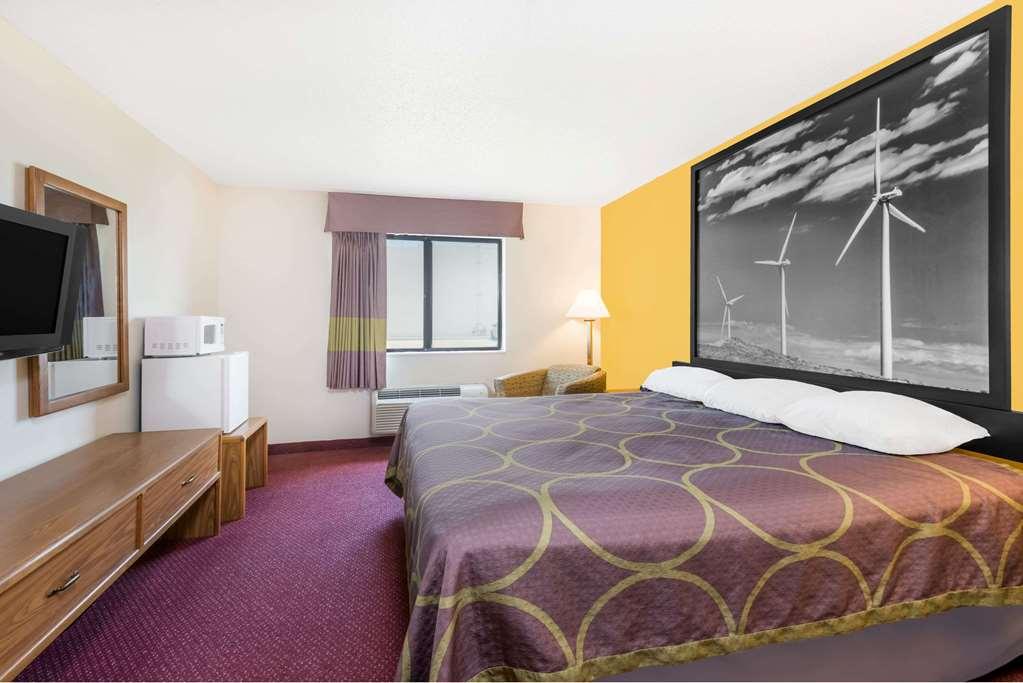 Super 8 By Wyndham Pratt Hotel Bilik gambar