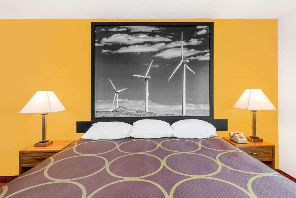 Super 8 By Wyndham Pratt Hotel Bilik gambar