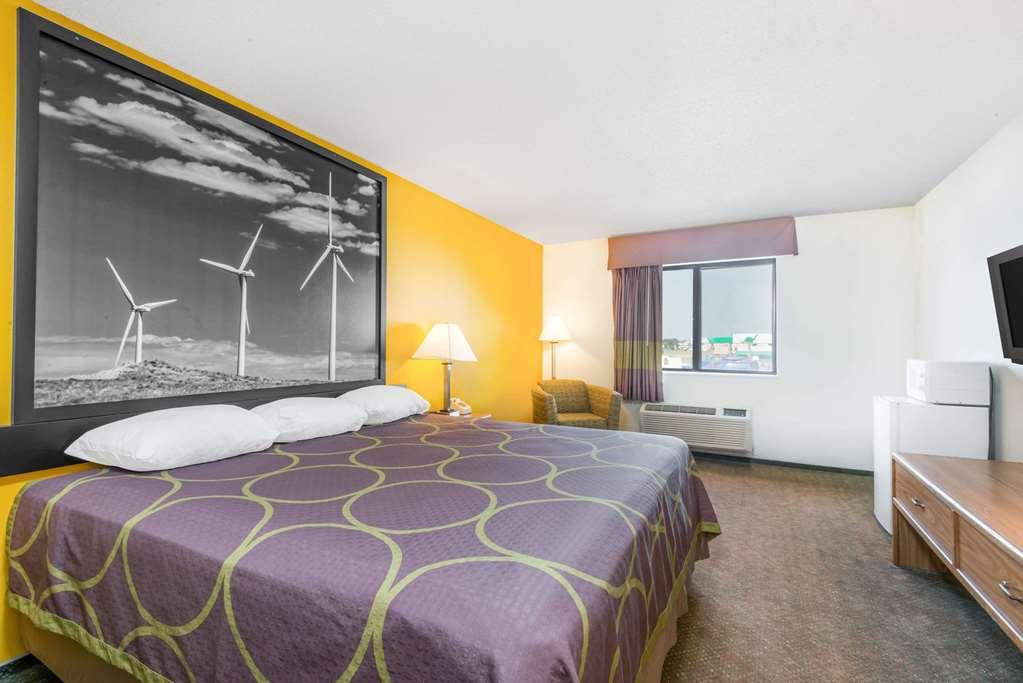 Super 8 By Wyndham Pratt Hotel Bilik gambar