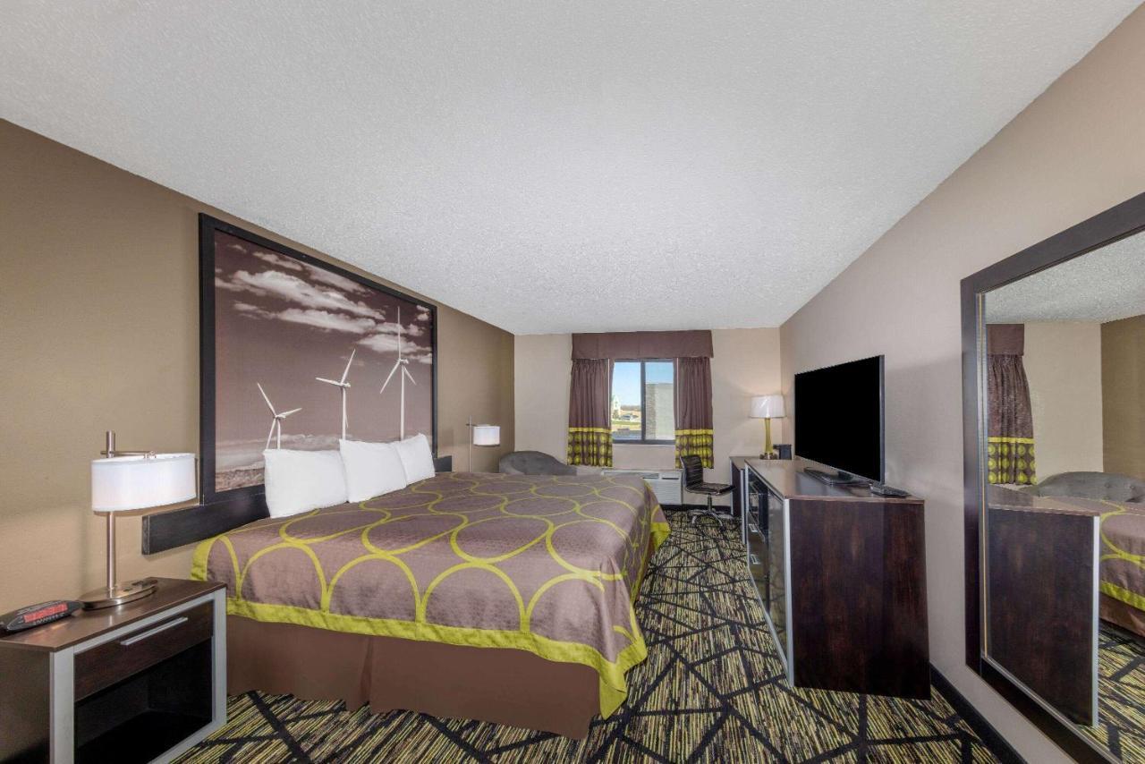 Super 8 By Wyndham Pratt Hotel Luaran gambar