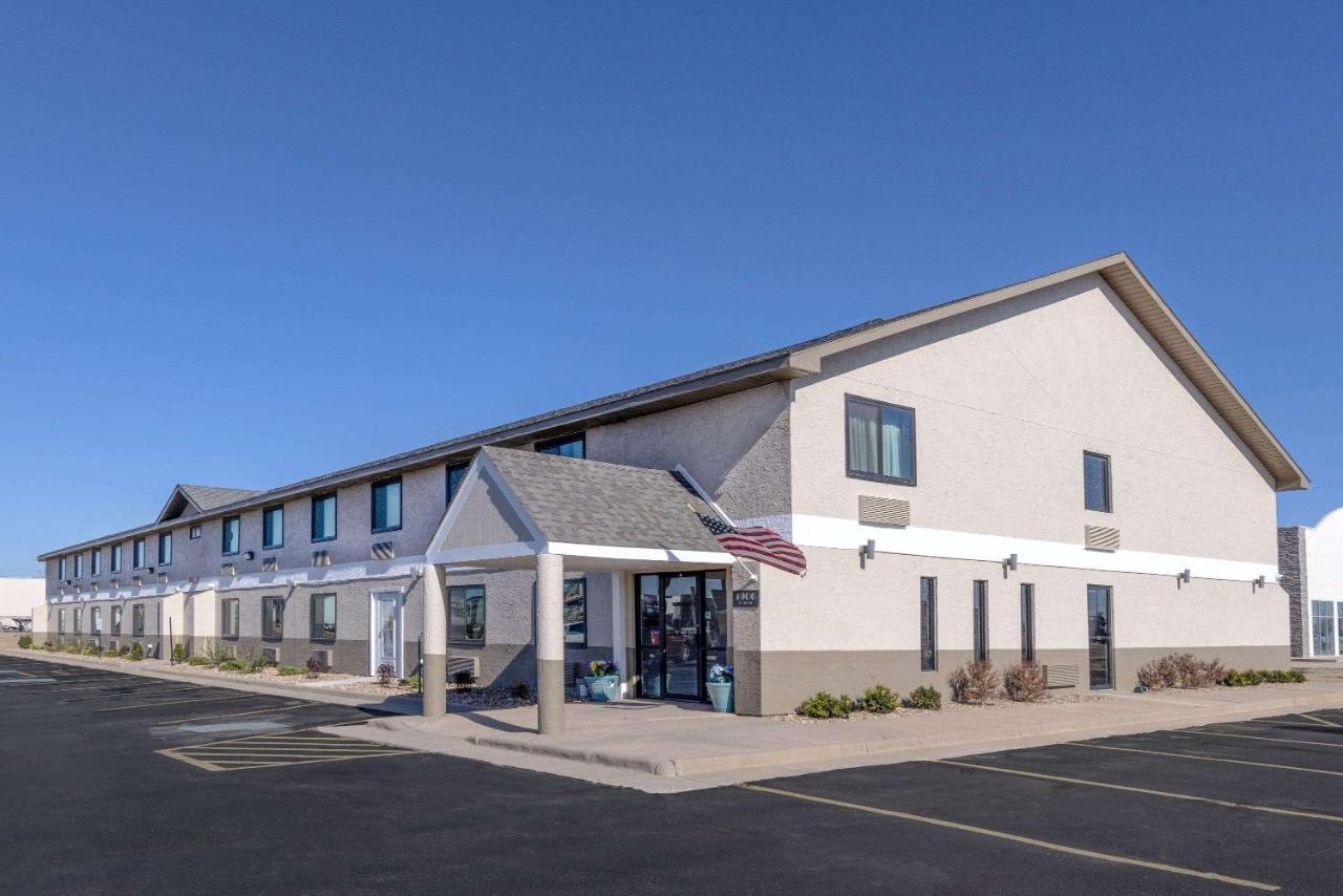Super 8 By Wyndham Pratt Hotel Luaran gambar