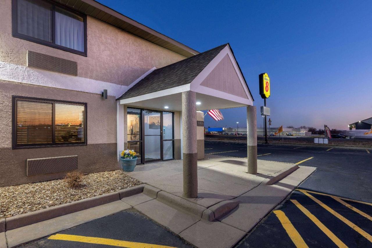 Super 8 By Wyndham Pratt Hotel Luaran gambar