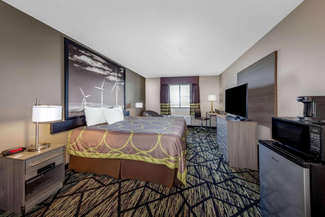 Super 8 By Wyndham Pratt Hotel Luaran gambar