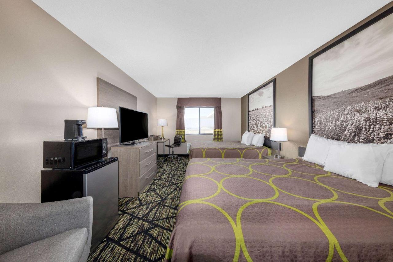 Super 8 By Wyndham Pratt Hotel Luaran gambar