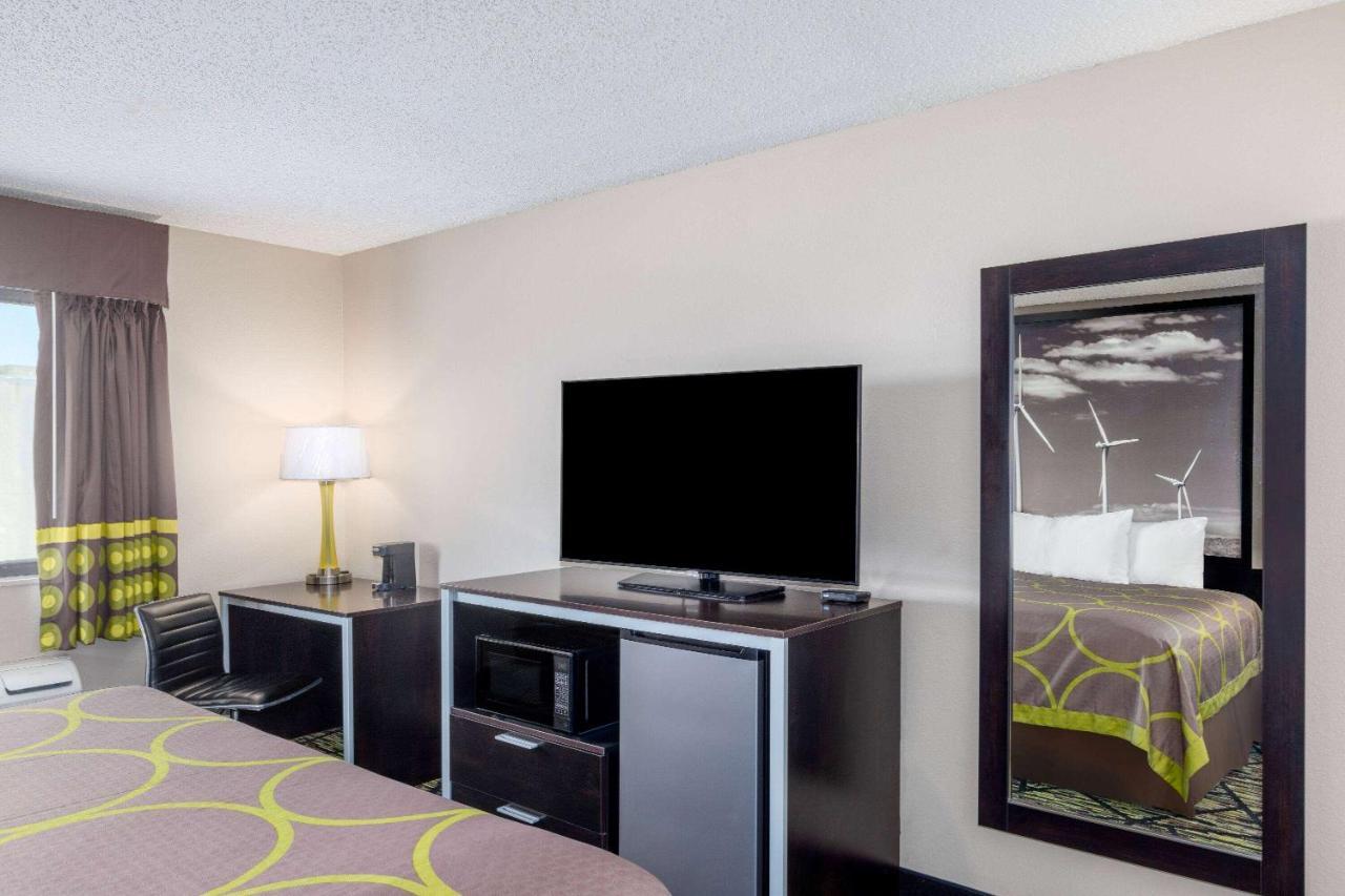 Super 8 By Wyndham Pratt Hotel Luaran gambar