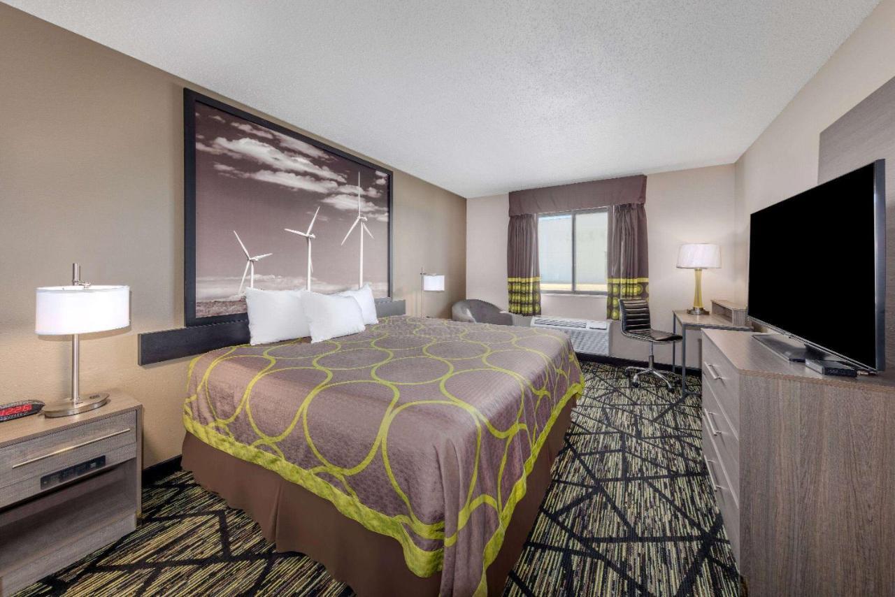 Super 8 By Wyndham Pratt Hotel Luaran gambar