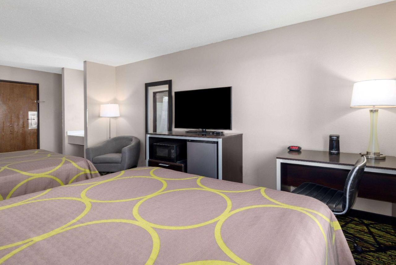 Super 8 By Wyndham Pratt Hotel Luaran gambar