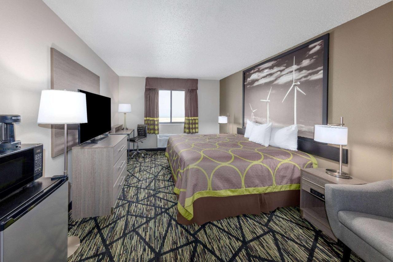 Super 8 By Wyndham Pratt Hotel Luaran gambar