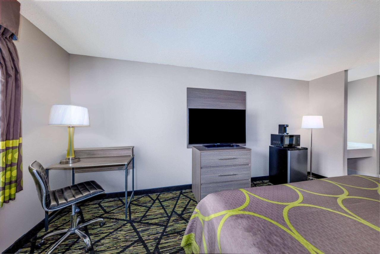 Super 8 By Wyndham Pratt Hotel Luaran gambar