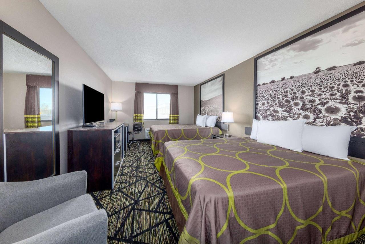 Super 8 By Wyndham Pratt Hotel Luaran gambar