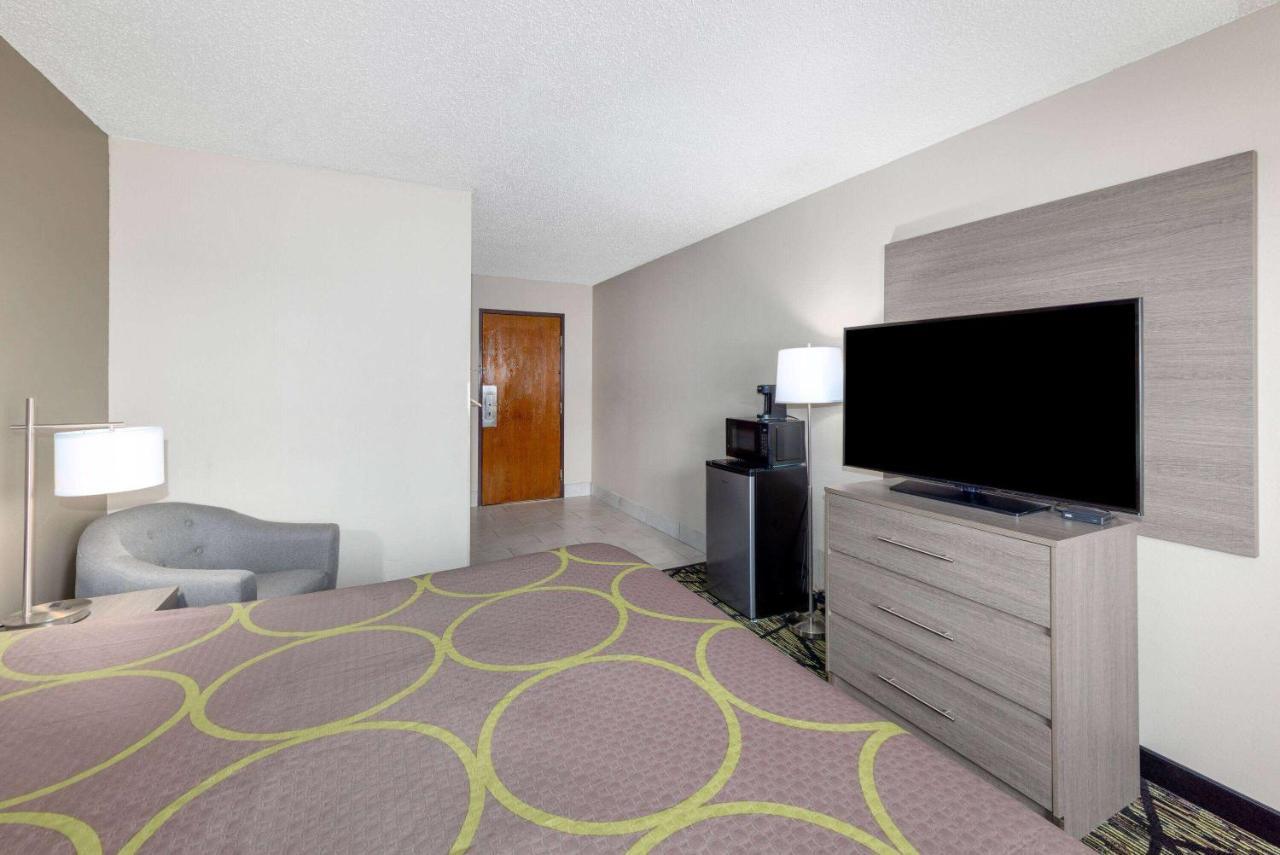 Super 8 By Wyndham Pratt Hotel Luaran gambar