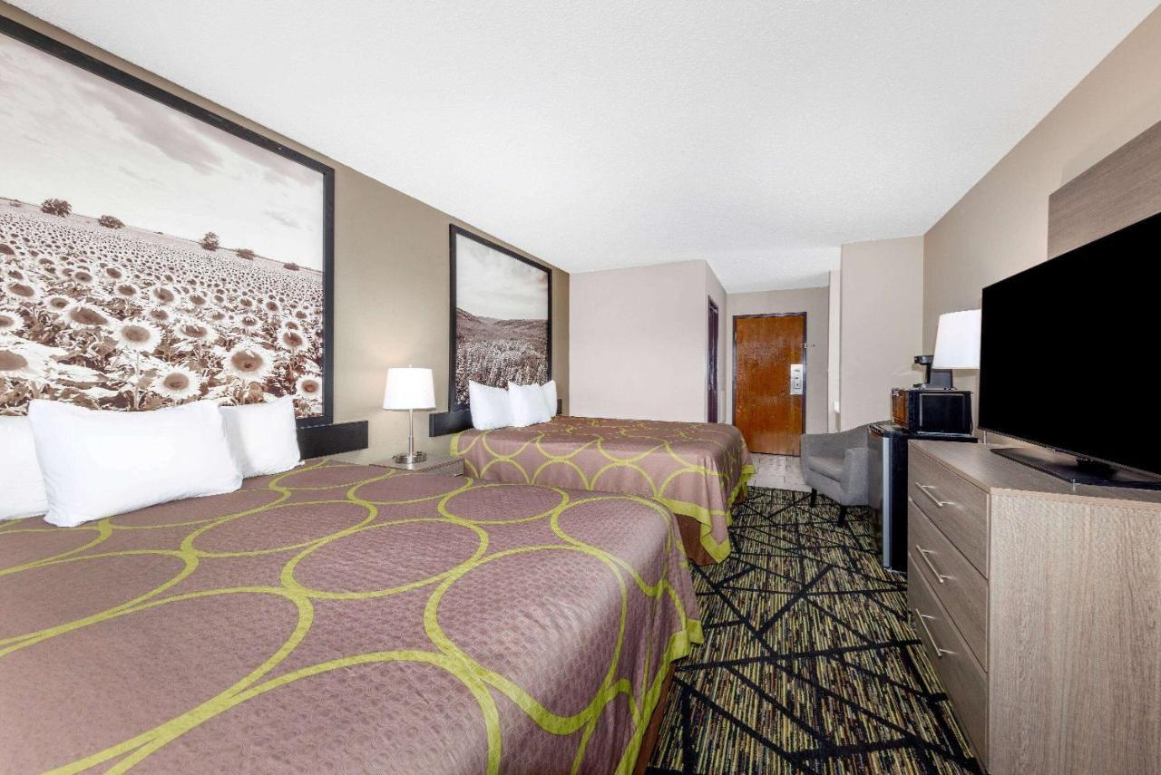 Super 8 By Wyndham Pratt Hotel Luaran gambar