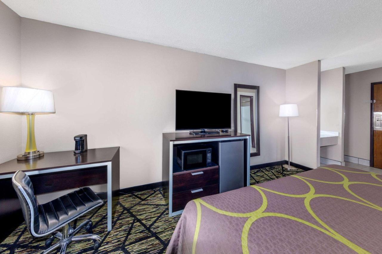 Super 8 By Wyndham Pratt Hotel Luaran gambar