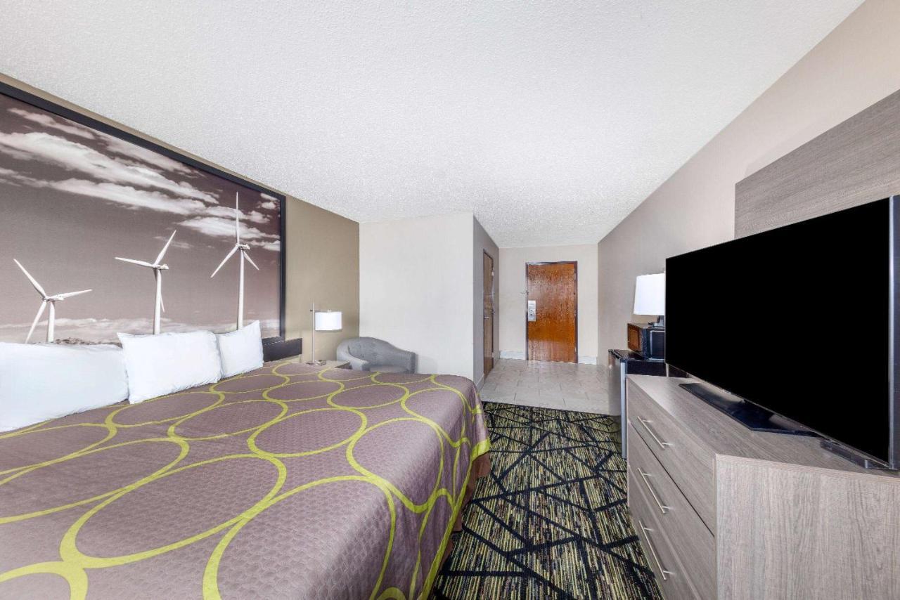 Super 8 By Wyndham Pratt Hotel Luaran gambar