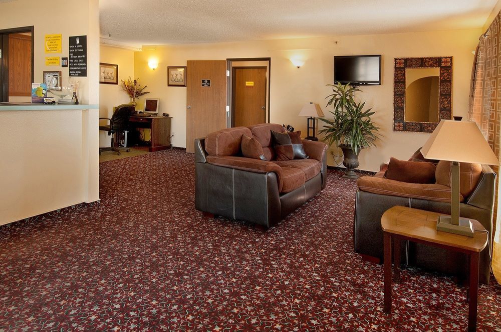 Super 8 By Wyndham Pratt Hotel Luaran gambar
