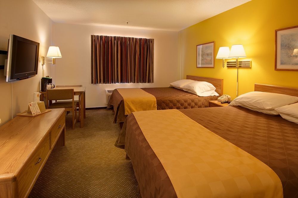 Super 8 By Wyndham Pratt Hotel Luaran gambar