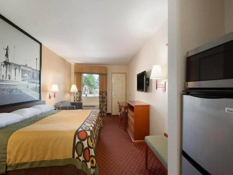 Super 8 By Wyndham Pratt Hotel Luaran gambar
